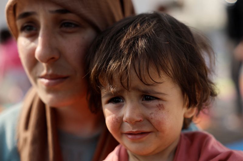 &copy; Reuters. Fatima Asheri com sua filha Melissa em um acampamento para pessoas cujas casas foram destruídas, após um terremoto mortal, em Antakya, província de Hatay, Turquia
23/02/2023
REUTERS/Clodagh Kilcoyne