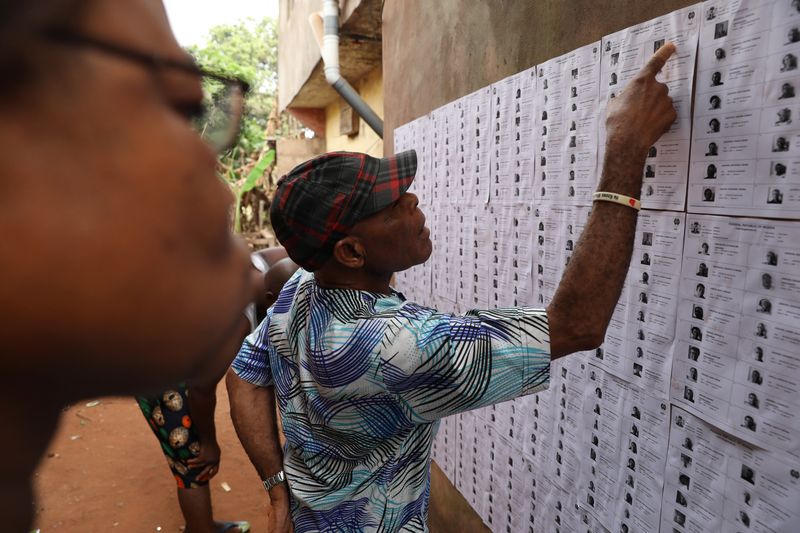 &copy; Reuters. Pessoas procuram seus nomes em lista de eleitores na parede de uma unidade de votação, durante a eleição presidencial da Nigéria em Agulu, Estado de Anambra, Nigéria
25/02/2023
REUTERS/Temilade Adelaja