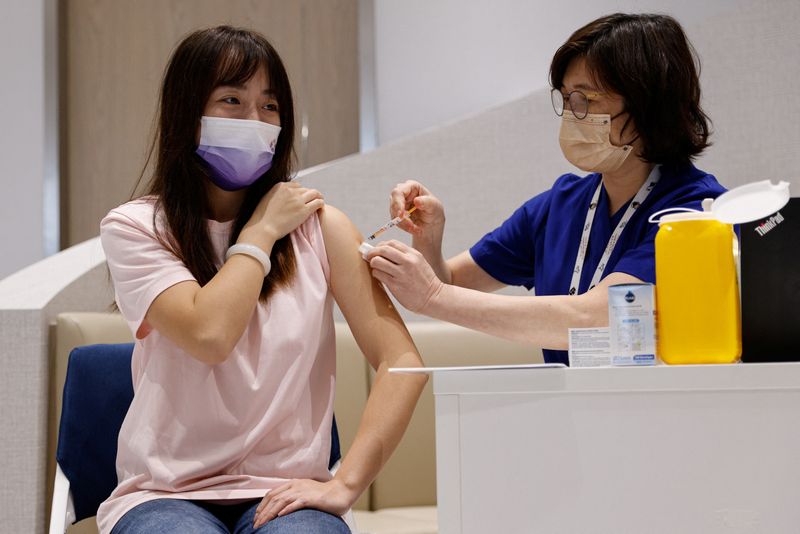 &copy; Reuters. امرأة تتلقى لقاحا للوقاية من فيروس كورونا في هونج كونج في الصين يوم 12 يناير كانون الثاني 2023. تصوير: تايرون سو - رويترز.