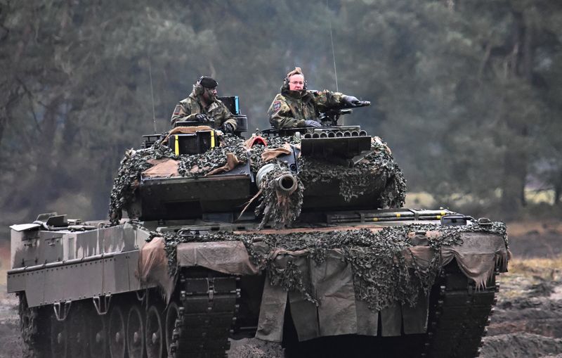 &copy; Reuters. وزير الدفاع الألماني بوريس بيستوريوس على متن دبابة لدى تفقده دبابات ليوبارد2 التي من المقرر تزويد أوكرانيا بها في أوجوستدورف بألمانيا في ال