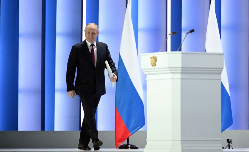 &copy; Reuters. FOTO DE ARCHIVO. El presidente ruso, Vladimir Putin, pronuncia su discurso anual ante la Asamblea Federal en Moscú, Rusia, el 21 de febrero de 2023. Sputnik/Ramil Sitdikov/Kremlin vía REUTERS