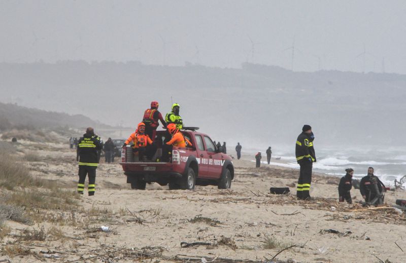 &copy; Reuters. Rescatistas llegan a la playa donde se encontraron cuerpos que se cree que eran de refugiados después de un naufragio, en Cutro, la costa este de la región italiana de Calabria, Italia, el 26 de febrero de 2023. REUTERS/Giuseppe Pipita