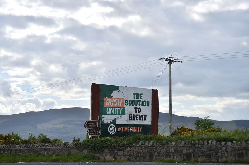 &copy; Reuters. FOTO DE ARCHIVO. Un cartel se ve en la frontera entre Irlanda del Norte e Irlanda, en Jonesborough, Irlanda del Norte, el 19 de mayo de 2022. REUTERS/Clodagh Kilcoyne