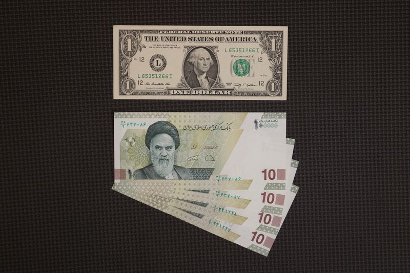 &copy; Reuters. ورقة نقدية من فئة الدولار الأمريكي بجتمب أراق نقدية من فئة الدولار الأنريكي في مكتب صرافة بطهران يوم 25 ديسمبر كانون الأول 2022. صورة لرويترز م