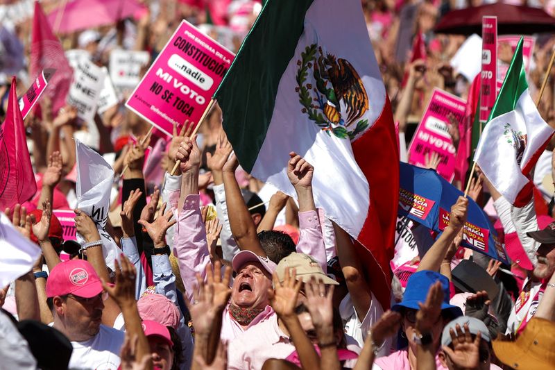 &copy; Reuters. Personas participan en una protesta en apoyo al Instituto Nacional Electoral (INE) y contra el plan del presidente Andrés Manuel López Obrador de reformar la autoridad electoral, en Ciudad de México, México, 26 de febrero, 2023. REUTERS/Luis Cortes