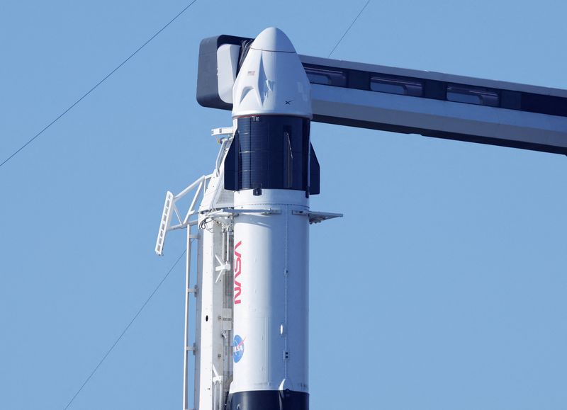 &copy; Reuters. تجهيز صاروخ فالكون 9 قبل إطلاقه في مهمة مركبة الإطلاق سبيس إكس من مركز كينيدي للفضاء في ولاية فلوريدا الأمريكية يوم الأحد. تصوير:  جو سكيبر – 
