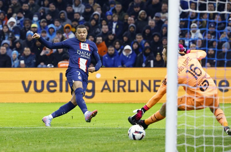 &copy; Reuters. El atacante del PSG Kylian Mbappé anota el tercer gol del equipo y segundo personal en la goleada 3-0 sobre el Olympique de Marsella en el partido por la Ligue 1 - Orange Velodrome, Marsella, Francia - Febrero 26, 2023 REUTERS/Eric Gaillard