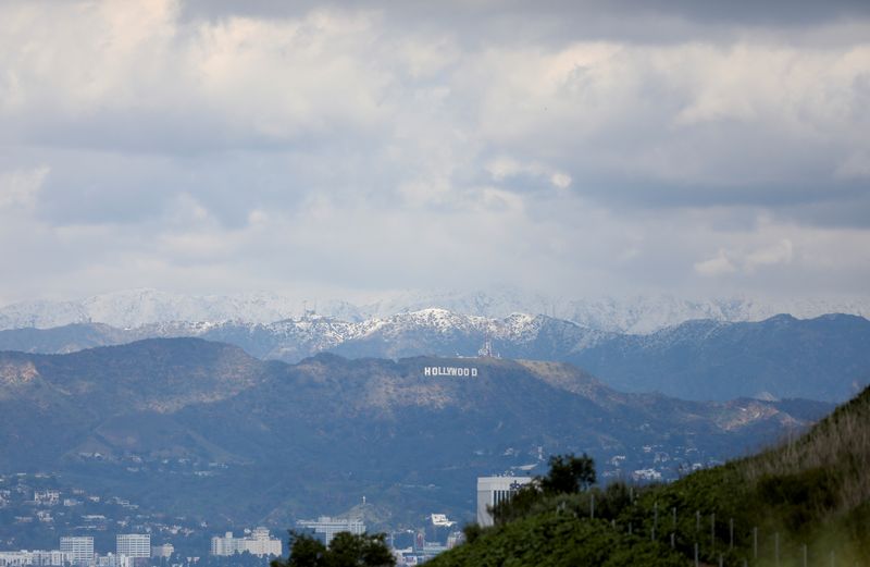 © Reuters. Following a cold winter storm snow is shown on the mountains behind the Hollywood sign, in Los Angeles, California, U.S., February 26, 2023. REUTERS/Aude Guerrucci