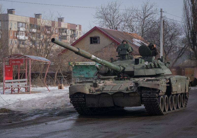 &copy; Reuters. FILE PHOTO: Ukrainian service members ride a tank, amid Russia's attack on Ukraine, in the front line city of Bakhmut, Ukraine February 24, 2023. REUTERS/Alex Babenko