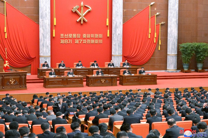 &copy; Reuters.     北朝鮮の金正恩朝鮮労働党総書記は２６日、国内経済や農業部門の改善について討議するため、党中央委員会第８期第７回拡大総会を招集した。提供：KCNA（２０２３年　ロイター）