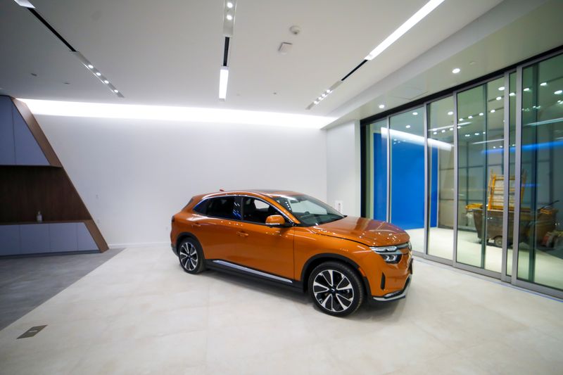 © Reuters. FILE PHOTO: A VinFast electric SUV VF8 model is displayed at a store which the Vietnamese automaker plans to open in Santa Monica, California, U.S., May 23, 2022. Picture taken May 23, 2022. REUTERS/David Swanson