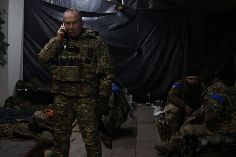 © Reuters. قائد القوات البرية الأوكرانية الكولونيل جنرال أولكسندر سيرسكي لدى زيارته أحد مواقع قواته على خط الجبهة في دونيتسك بصورة نُشرت في التاسع من يناير كانون الثاني 2023. صورة لرويترز من المكتب الصحفي للقوات البرية الأوكرانية.