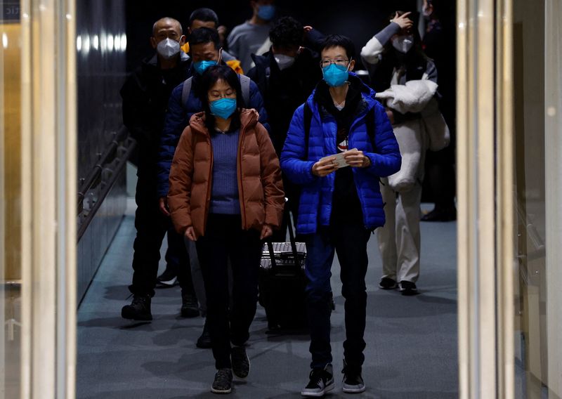 &copy; Reuters. ركاب طائرة قادمة من العاصمة الصينية بكين لدى وصولهم إلى مطار ناريتا الدولي شرق طوكيو في الثامن من يناير كانون الثاني 2023. تصوير: كيم كيونج -هو