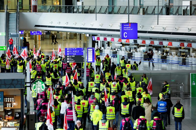 &copy; Reuters. FILE PHOTO: Workers strike, after German trade union Verdi called on workers at Frankfurt, Munich, Stuttgart, Hamburg, Dortmund, Hanover and Bremen airports to go on a 24-hour strike, in Frankfurt, Germany February 17, 2023. REUTERS/Heiko Becker