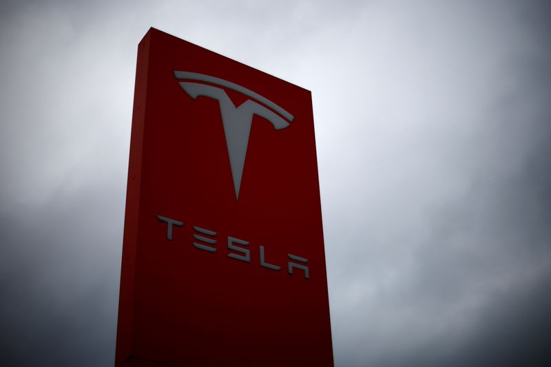 &copy; Reuters. FILE PHOTO: The logo of Tesla is pictured at a dealership in Chambourcy, near Paris, France, December 15, 2021. REUTERS/Gonzalo Fuentes