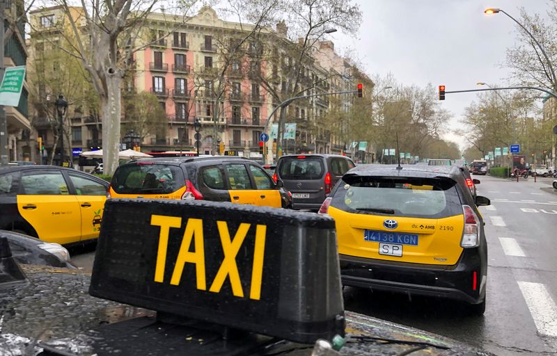 &copy; Reuters. FOTO DE ARCHIVO: Taxistas protestan contra la subida del precio de los carburantes, con una marcha lenta por la Gran Vía de Barcelona, España, 23 de marzo de 2022. REUTERS/Horaci Garcia