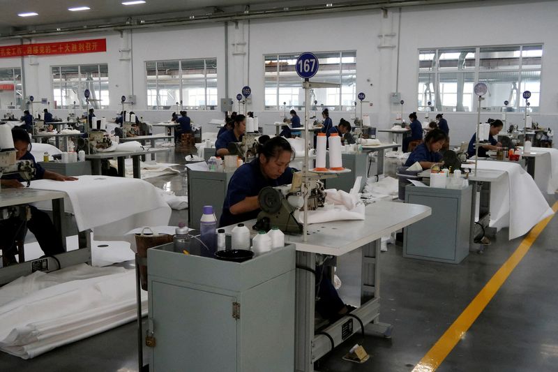 &copy; Reuters. FILE PHOTO: Employees work on the filter cloth production line at Jingjin filter press factory in Dezhou, Shandong province, China August 25, 2022. REUTERS/Siyi Liu
