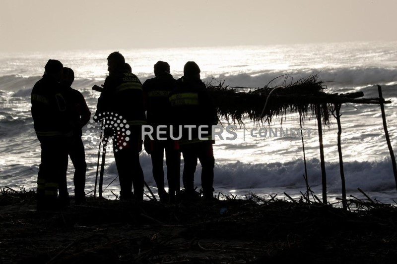 &copy; Reuters. Vigili del fuoco vicino al sito di un naufragio di una nave carica di migranti a Cutro, in provincia di Crotone. 27 febbraio 2023. REUTERS/Remo Casilli