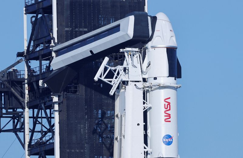 &copy; Reuters. Un cohete Falcon 9 se prepara antes del lanzamiento de la misión SpaceX Crew-6 de la NASA, que llevará a cuatro tripulantes a la Estación Espacial Internacional, desde el Centro Espacial Kennedy en Cabo Cañaveral, Florida, EEUU, 26 de febrero de 2023.