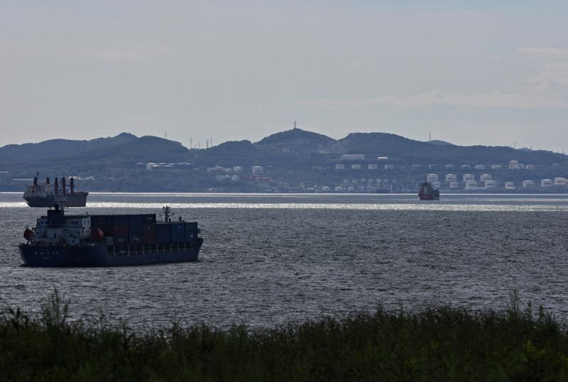 &copy; Reuters. FOTO DE ARCHIVO: Un buque portacontenedores navega por la bahía de Najodka, cerca de la terminal petrolera en la ciudad portuaria de Najodka, Rusia. 12 de agosto, 2022. REUTERS/Tatiana Meel/Archivo