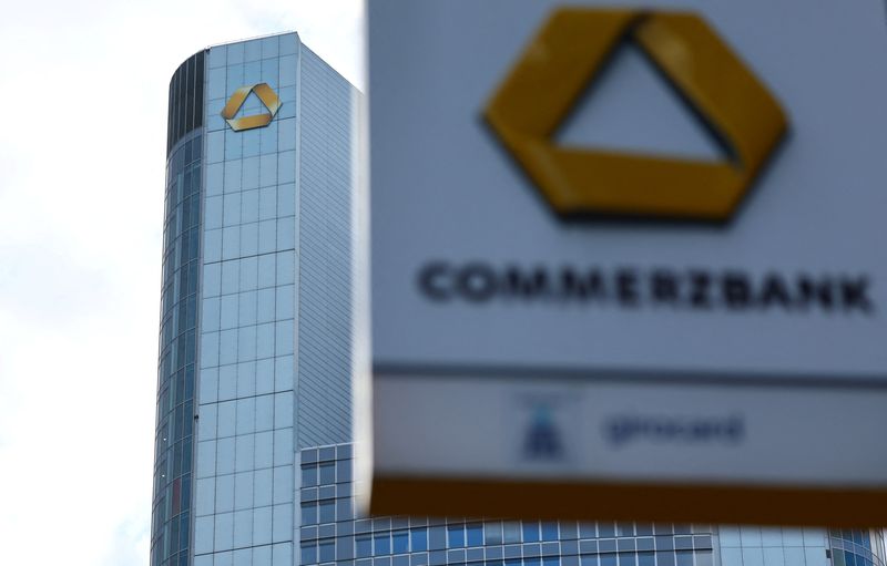 &copy; Reuters. Un logo Commerzbank à Francfort, Allemagne. /Photo prise le 26 février 2023/REUTERS/Kai Pfaffenbach