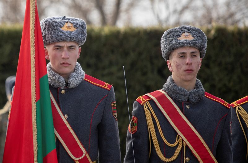 &copy; Reuters. FOTO DE ARCHIVO: Guardias de honor participan en una ceremonia con motivo del Día del Defensor de la Patria en Tiraspol, región separatista moldava de Transinistra, 23 de febrero de 2023. REUTERS/Vladislav Bachev/Foto de archivo