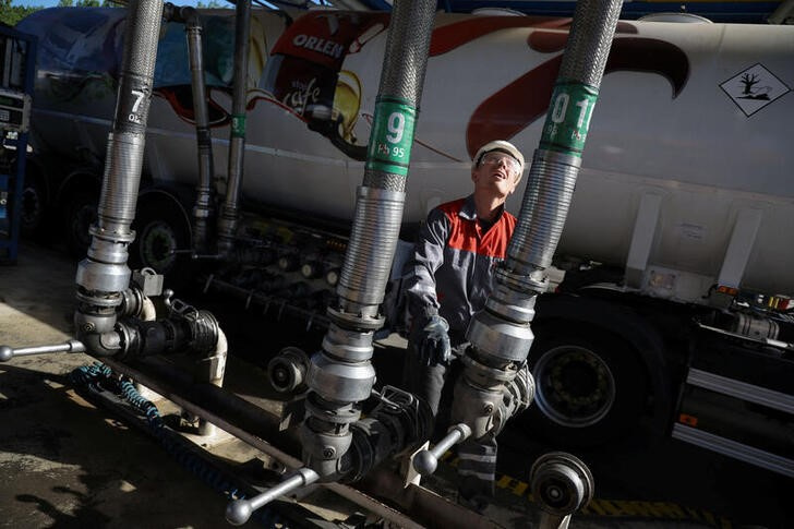 &copy; Reuters. Imagen de archivo de un operario descargando combustible en una refinería petrolera en Gdansk, Polonia. 9 agosto 2022. REUTERS/Kacper Pempel