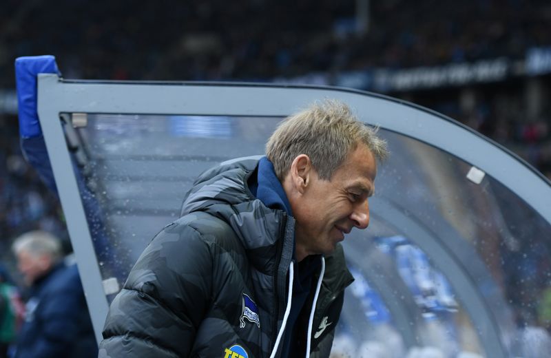 &copy; Reuters. Fútbol - Bundesliga - Hertha BSC v Bayern Munich - Olympiastadion, Berlín, Alemania - 19 de enero de 2020. El entrenador del Hertha BSC, Jürgen Klinsmann, antes del partido. REUTERS/Annegret Hilse     