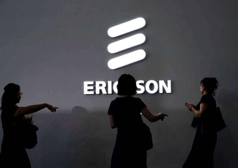 &copy; Reuters. FOTO ARCHIVO: Un logotipo de Ericsson en el Mobile World Congress (MWC) en Shanghái, China, 28 de junio de 2019. REUTERS/Aly Song