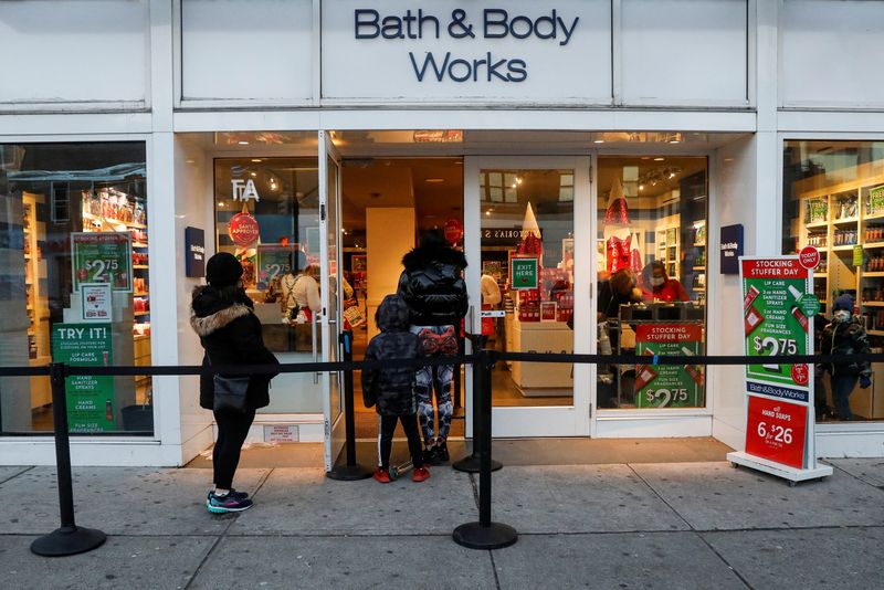 &copy; Reuters. FILE PHOTO: Shoppers wait in line outside a Bath and Body Works retail store in Brooklyn, New York, U.S., December 8, 2020.  REUTERS/Brendan McDermid