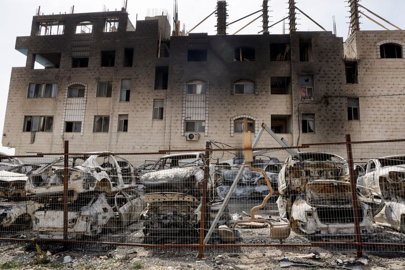 &copy; Reuters. مبنى وسيارات محترقة في هجوم من قبل مستوطنين إسرائيليين في أعقاب حادث قتل فيه مسلح فلسطيني مستوطنين إسرائيليين بالقرب من هوارة في الضفة الغر