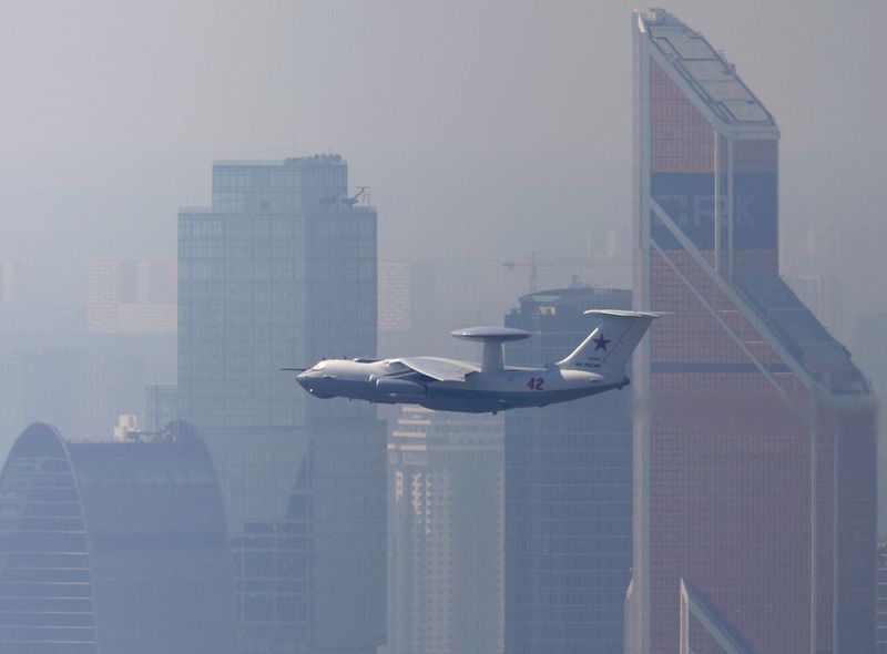 © Reuters. FOTO DE ARCHIVO: El avión de alerta temprana Beriev A-50 vuela durante un ensayo para el desfile del Día de la Victoria, que conmemora el aniversario de la victoria sobre la Alemania nazi en la Segunda Guerra Mundial, cerca del Centro Internacional de Negocios de Moscú, también conocido como 