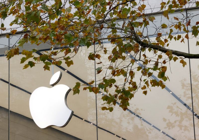© Reuters. FILE PHOTO: The Apple Inc logo is seen at the entrance to the Apple store in Brussels, Belgium November 28, 2022. REUTERS/Yves Herman