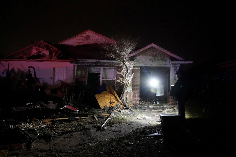 © Reuters. Residents work to recover items from a home that was hit by a tornado in Norman, Oklahoma, U.S. February 27, 2023. REUTERS/Nick Oxford