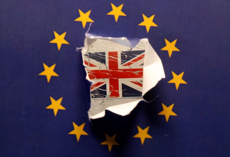 &copy; Reuters. Un drapeau britannique est vu à travers un drapeau de l'Union européenne imprimé et déchiré dans cette photo d'illustration. /Photo réalisée le 28 janvier 2019/REUTERS/Dado Ruvic
