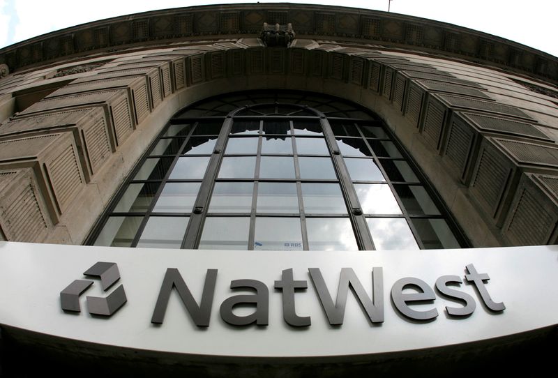 &copy; Reuters. Signalisation d'une succursale de la banque NatWest dans le centre de Londres. /Photo prise le 21 mai 2008/REUTERS/Luke MacGregor