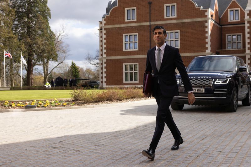 &copy; Reuters. رئيس الوزراء البريطاني ريشي سوناك لدى وصوله فندق فيرمونت في وندسور ببريطانيا يوم الاثنين. صورة لرويترز من ممثل لوكالات الأنباء.
