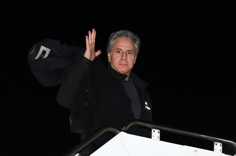 &copy; Reuters. وزير الخارجية الأمريكي أنتوني بلينكن يستقل طائرة متوجها إلى اسيا يوم الاحد. صورة من ممثل لوكالات الأنباء. 