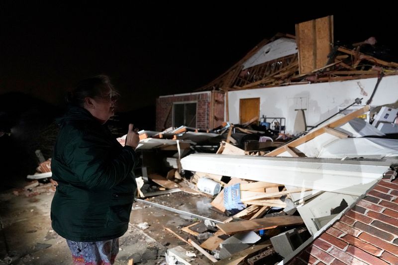 &copy; Reuters. منزل تعرض للدمار بفعل إعصار في نورمان بولاية أوكلاهوما الأمريكية يوم الاثنين. تصوير: نيك أوكسفورد - رويترز. 