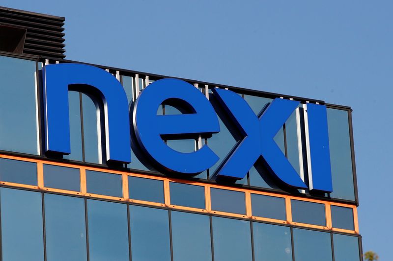 &copy; Reuters. Il logo del gruppo italiano di pagamenti Nexi all'esterno della sua sede a Milano, Italia, 28 marzo 2019. 