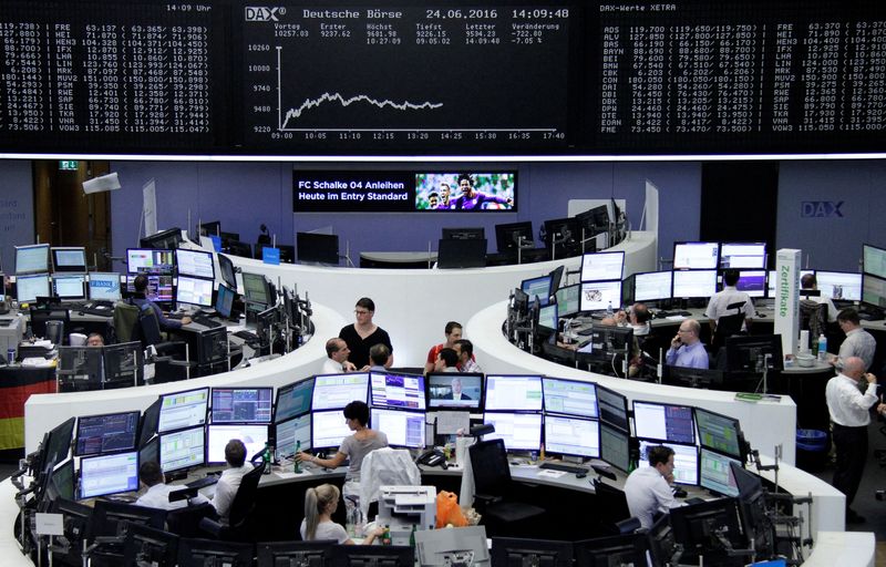 &copy; Reuters. Des traders travaillent à leur bureau devant l'indice des prix des actions allemandes, le DAX, à la bourse de Francfort. /Photo prise le 24 juin 2016/REUTERS/Staff