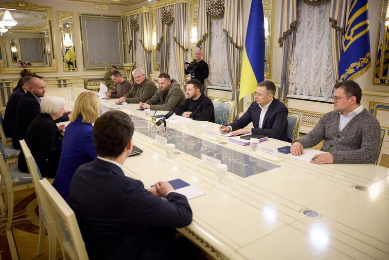&copy; Reuters. وزيرة الخزانة الأمريكية جانيت يلين خلال اجتماع مع الرئيس الأوكراني فولوديمير زيلينسكي في كييف يوم الاثنين. صورة من المكتب الإعلامي للرئاسة