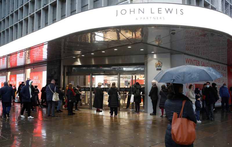 &copy; Reuters. People queue outside a John Lewis a store announcing a seasonal sale, in London, Britain, December 27, 2021.  REUTERS/Peter Nicholls
