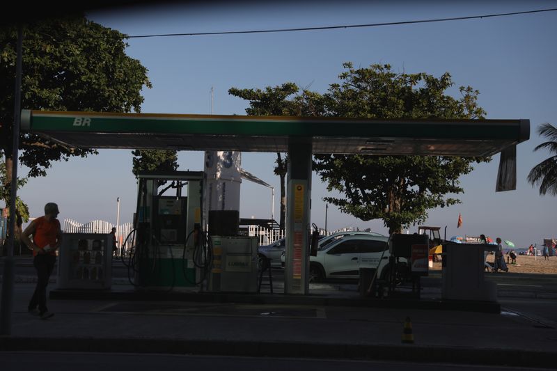 &copy; Reuters. FILE PHOTO: Cars line up at a gas station following the announcement of increased fuel prices at the Brazilian oil company Petrobras, in Rio de Janeiro, Brazil March 11, 2022. REUTERS/Pilar Olivares