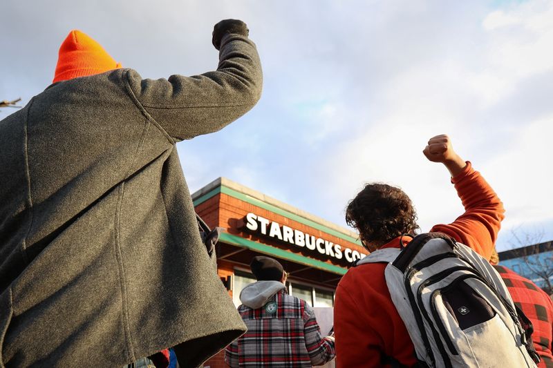 © Reuters. FILE PHOTO: Starbucks workers attend a rally as they go on a one-day strike outside a store in Buffalo, New York, U.S., November 17, 2022.    REUTERS/Lindsay DeDario