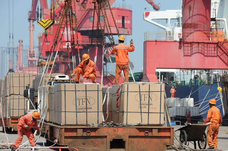 &copy; Reuters. FILE PHOTO: Workers load goods for export onto a crane at a port in Lianyungang, Jiangsu province, China June 7, 2019. Picture taken June 7, 2019. REUTERS/Stringer 