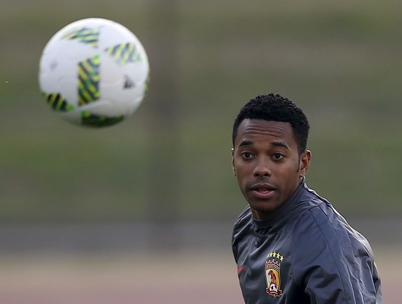 &copy; Reuters. Atacante Robinho durante treino do Guangzhou Evergrande
15/12/2015
REUTERS/Toru Hanai