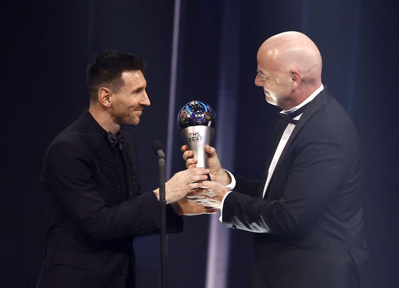&copy; Reuters. ميسي يحصل على جائزة أفضل لاعب كرة قدم في العالم من جياني إنفانتينو رئيس الفيفا يوم الاثنين. تصوير: سارة ميسونيه - رويترز.