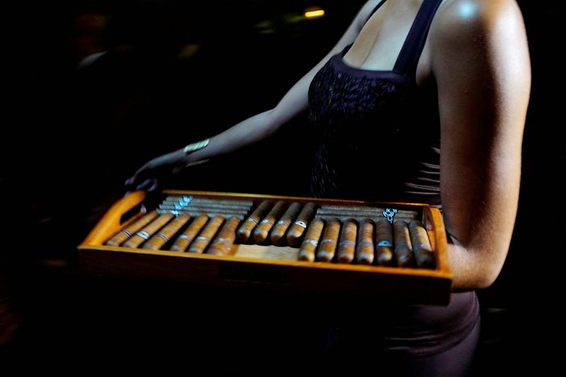 &copy; Reuters. FILE PHOTO: A woman carries a tray with cigars during the gala dinner for the closing of the XIX Habanos Festival in Havana, Cuba, March 3, 2017. REUTERS/Alexandre Meneghini/File Photo
