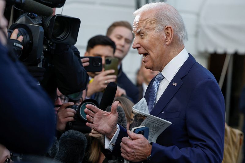 &copy; Reuters. FILE PHOTO:U.S. President Joe Biden speaks to the media before departing the White House in Washington, U.S., February 24, 2023. REUTERS/Evelyn Hockstein